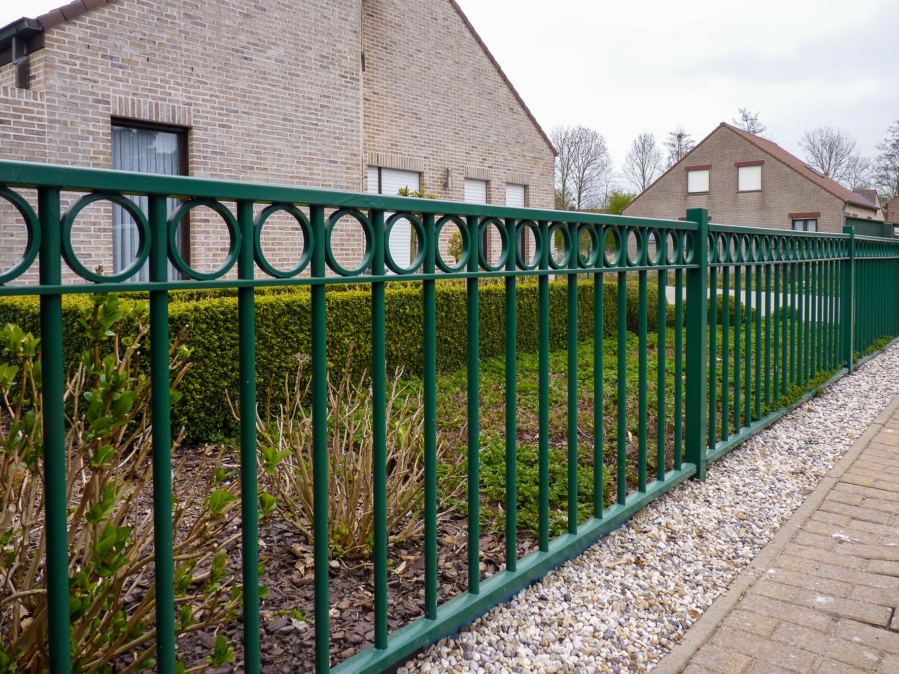 Rondo fences with circular motif